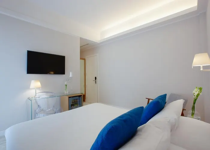 Alojamento de Acomodação e Pequeno-almoço Season 4*